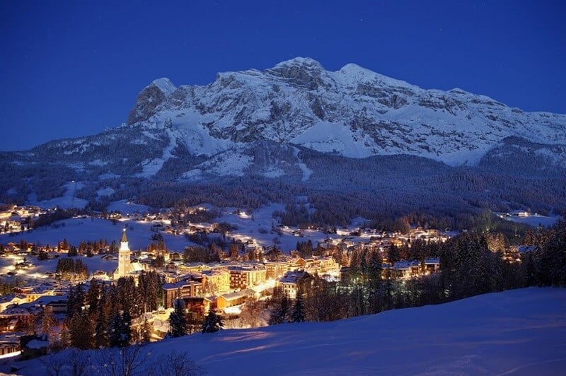 Vista noturna da Cortina d'Ampezzo