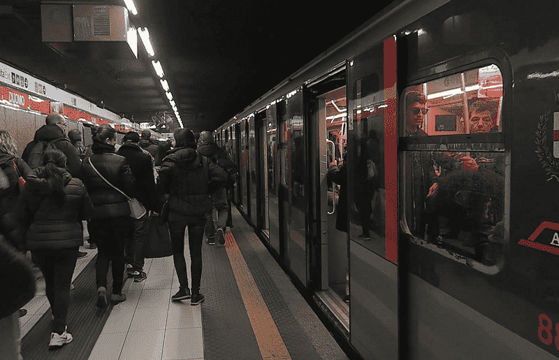 Pessoas no metrô em Milão na Itália