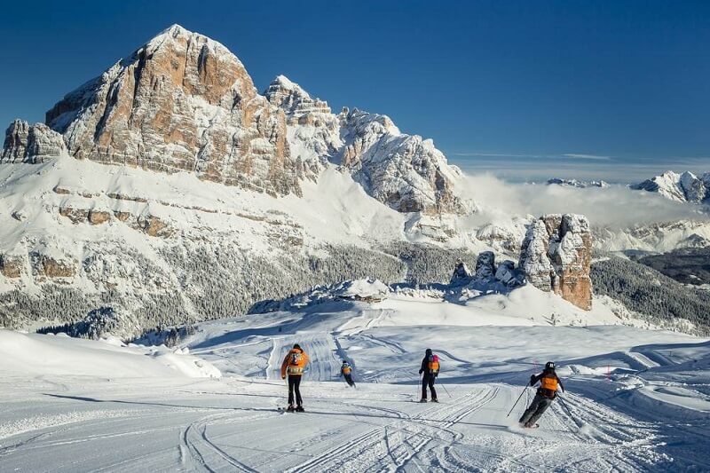 Pessoas esquiando na Cortina d'Ampezzo