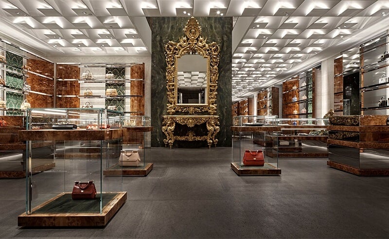 Interior da loja Dolce & Gabbana no quadrilátero da moda em Milão