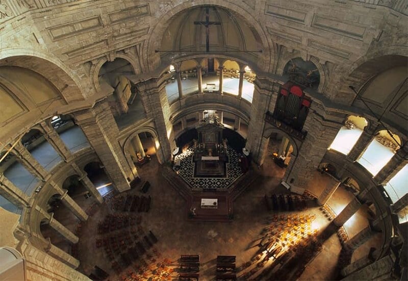 Interior da Basílica de São Lourenço visto de cima 
