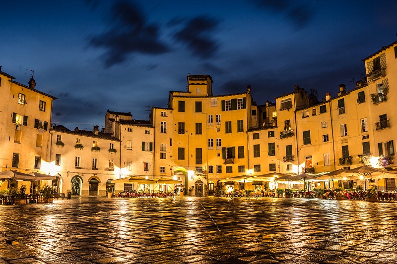 Lucca durante a noite