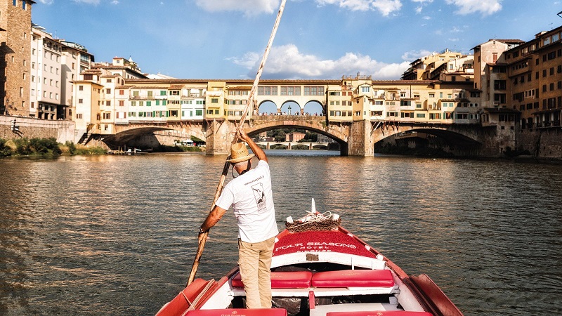 Passeio de barco no rio Arno em Florença