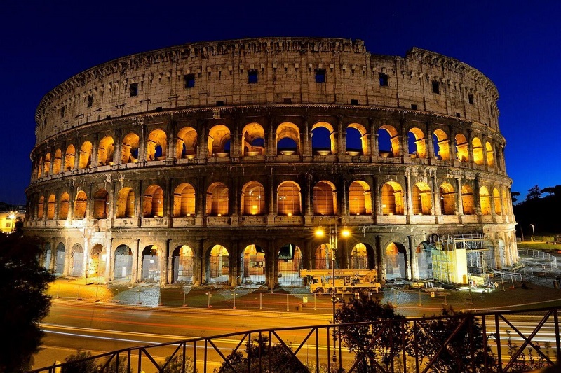 Coliseu em Roma iluminado durante a noite