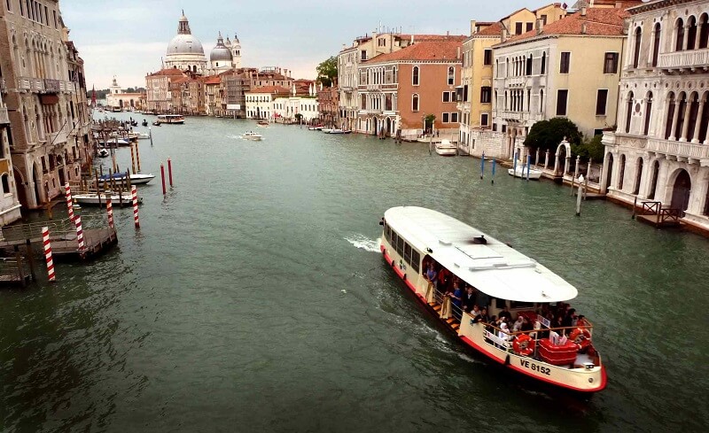 Vaporetto em canal de Veneza