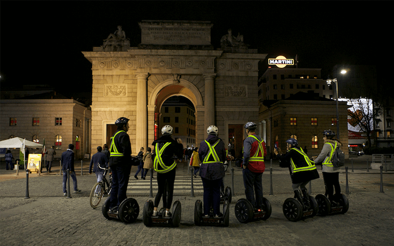 Grupo fazendo Segway noturno em Milão
