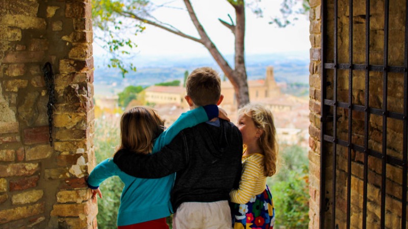 Crianças em Rocca di Montestaffoli em San Gimignano
