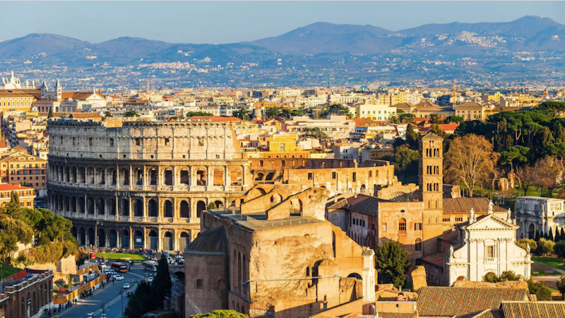 Vista do Coliseu na cidade de Roma