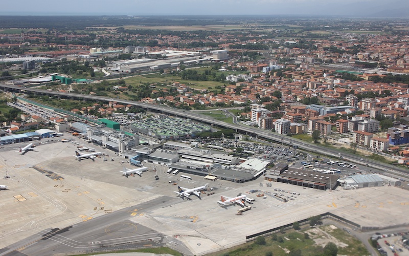 Aviões no Aeroporto de Pisa