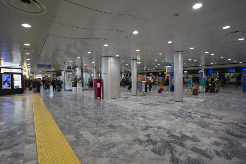 Interior do Aeroporto de Pisa
