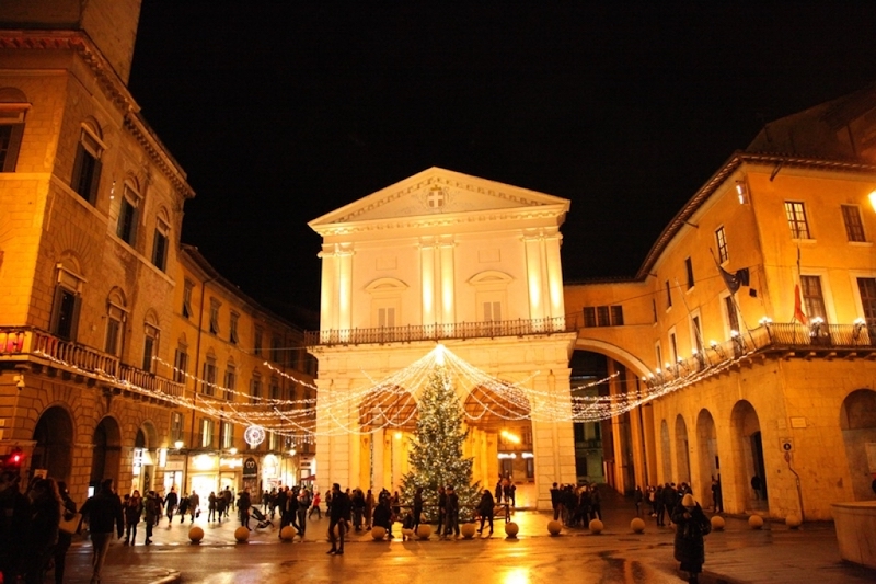 Luzes e decoração de Natal em Pisa