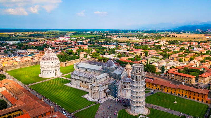Vista de um dia ensolarado em Pisa