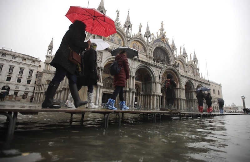 Passarela na acqua alta em Veneza