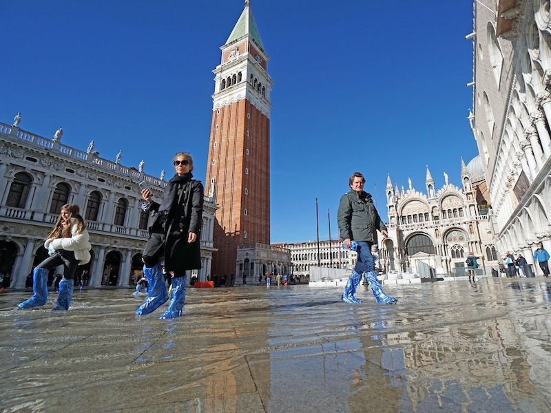 Pessoas na acqua alta na Piazza San Marco em Veneza