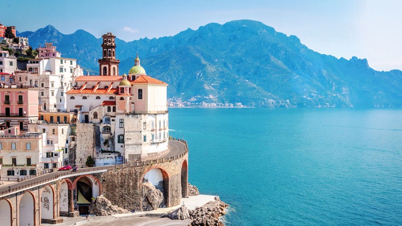 Paisagem da Costa Amalfitana e o mar