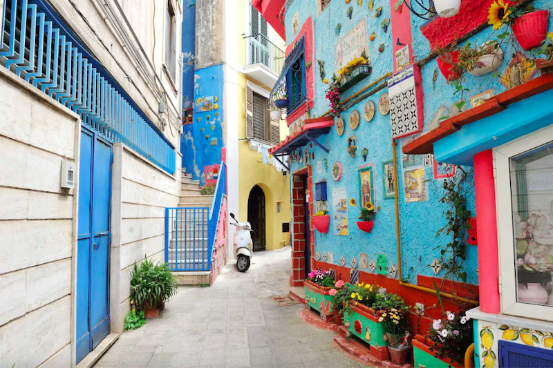 Rua com casas coloridas em Vietri sul Mare