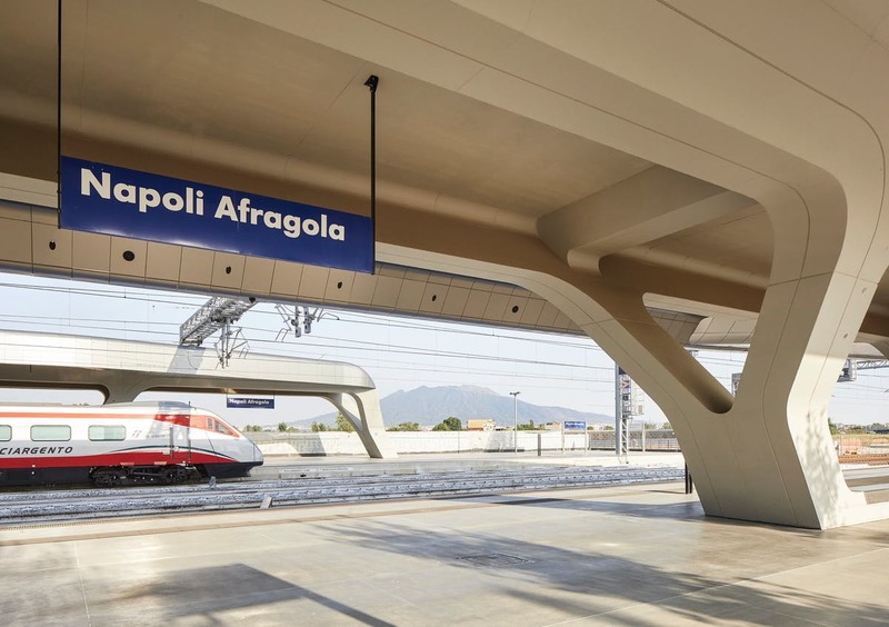 Trem na estação de Nápoles