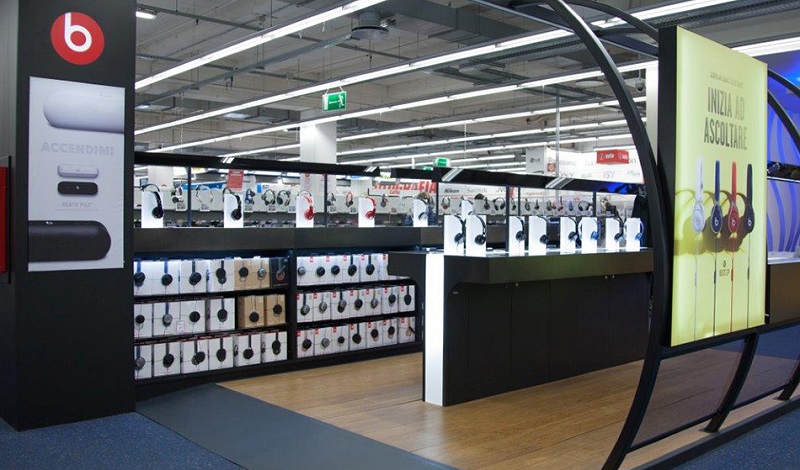 Espaço da marca JBL dentro de loja MediaWorld