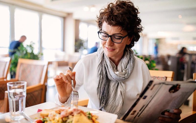 Comendo sozinha no restaurante em Milão