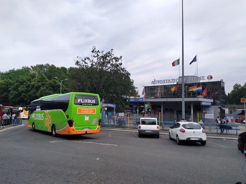 Ônibus na Estação Tiburtina em Roma