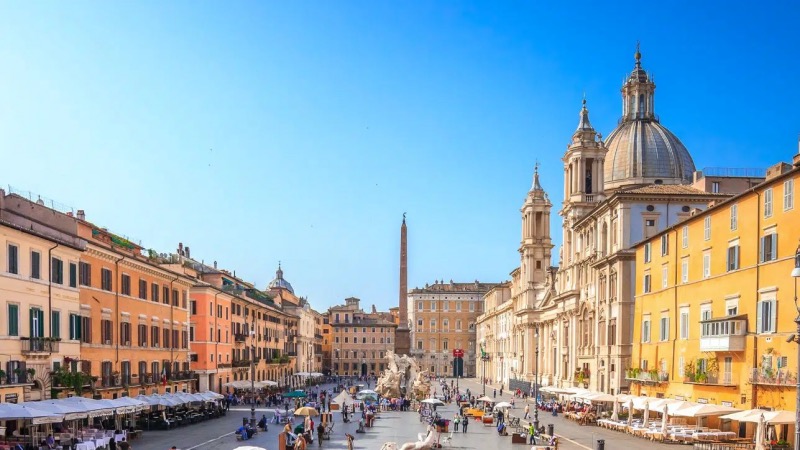 Dia ensolarado na Piazza Navona em Roma